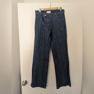 Crossover waist jeans with stitching